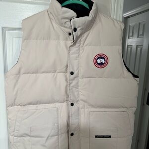 Canada Goose Men's Off-White Puffer Vest XXL
Never worn!!!